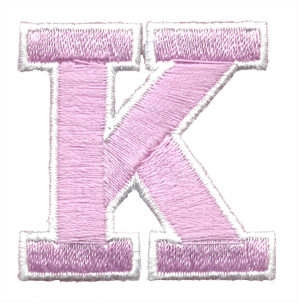 Broderad bokstav rosa K