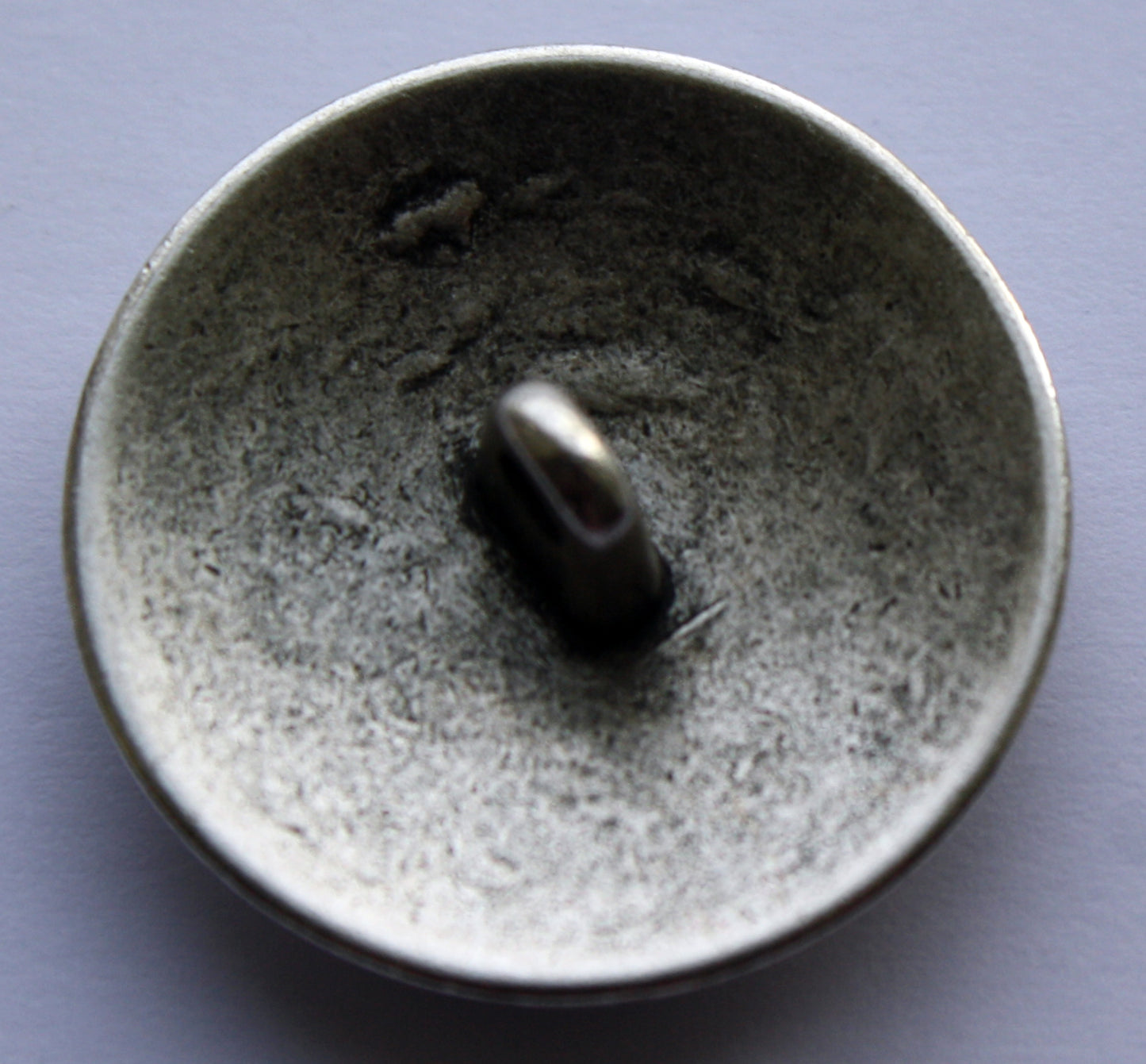Metallknapp mönstrad i silver - finns i 2 storlekar. - Sykungen